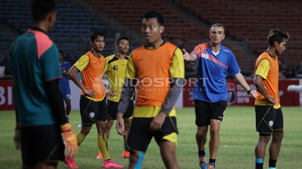 Pelatih Arema Cronus Milomir Seslija (kedua dari kanan) saat melatih tim nya di GBK. Copyright: © Herry Ibrahim/INDOSPORT