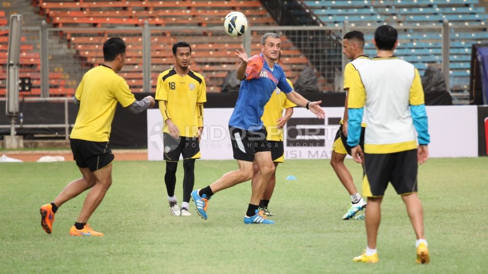 Pelatih Arema Cronus Milomir Seslija (tengah) saat mencontohkan gerakan kepada para pemainnya. Copyright: © Herry Ibrahim/INDOSPORT