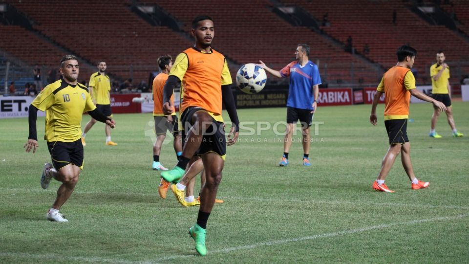 Hasim Kipuw (tengah) kemungkinan tidak akan bermain di laga Persija Jakarta vs PSM Makassar. Copyright: &copy; Herry Ibrahim/INDOSPORT