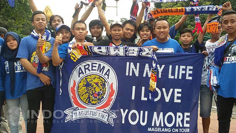 Aremania saat di Stadion Utama Gelora Bung Karno. Copyright: © Lanjar Wiratri/INDOSPORT