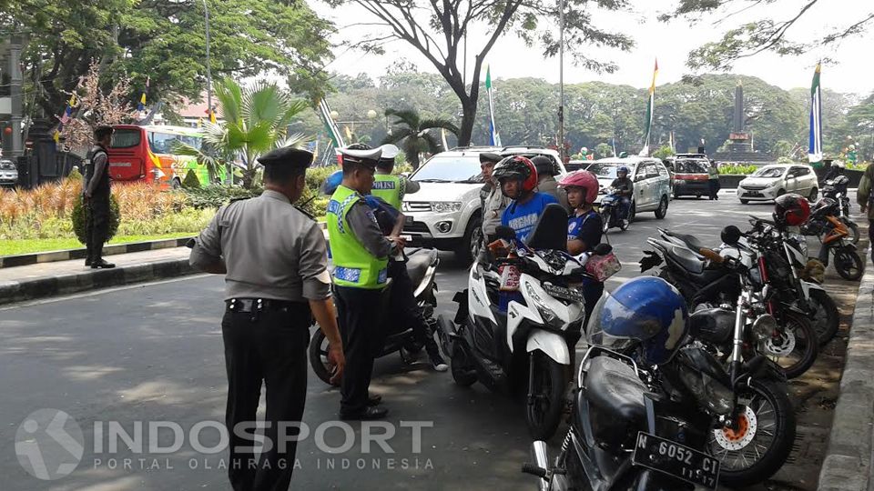 Suasana razia konvoi Aremania di sekitar Alun-alun Tugu Kota Malang. Copyright: &copy; Ian Setiawan/INDOSPORT