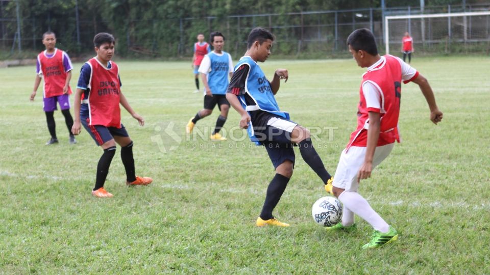 Peserta seleksi Persikad Depok mengeluarkan seluruh kemampuan saat proses seleksi. Copyright: &copy; Herry Ibrahim/INDOSPORT
