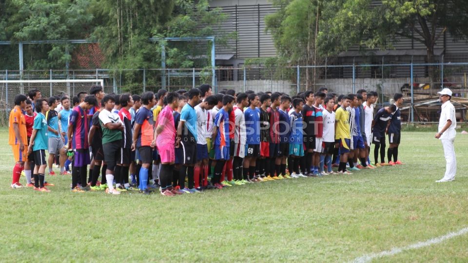 Manajer Persikad Depok, Adi Gunaya (kanan) sedang memberikan arahan kepada para peserta seleksi. Copyright: &copy; Herry Ibrahim/INDOSPORT
