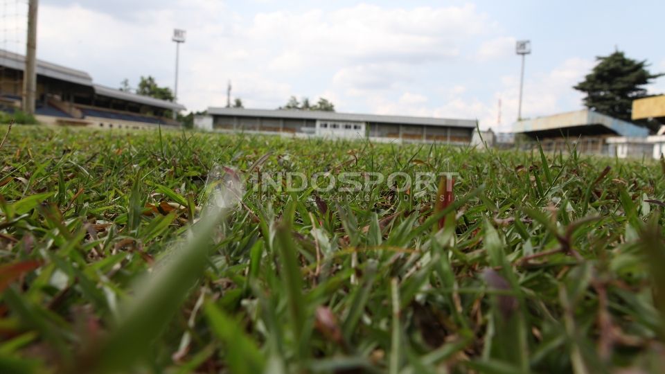 Rumput stadion ini mulai meninggi dengan kualitas yang bisa dikatakan bermutu rendah. Copyright: © Herry Ibrahim/INDOSPORT