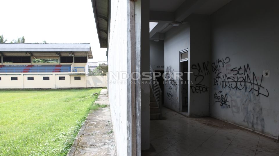Di beberapa bagian tembok stadion Merpati telah banyak coretan. Copyright: © Herry Ibrahim/INDOSPORT