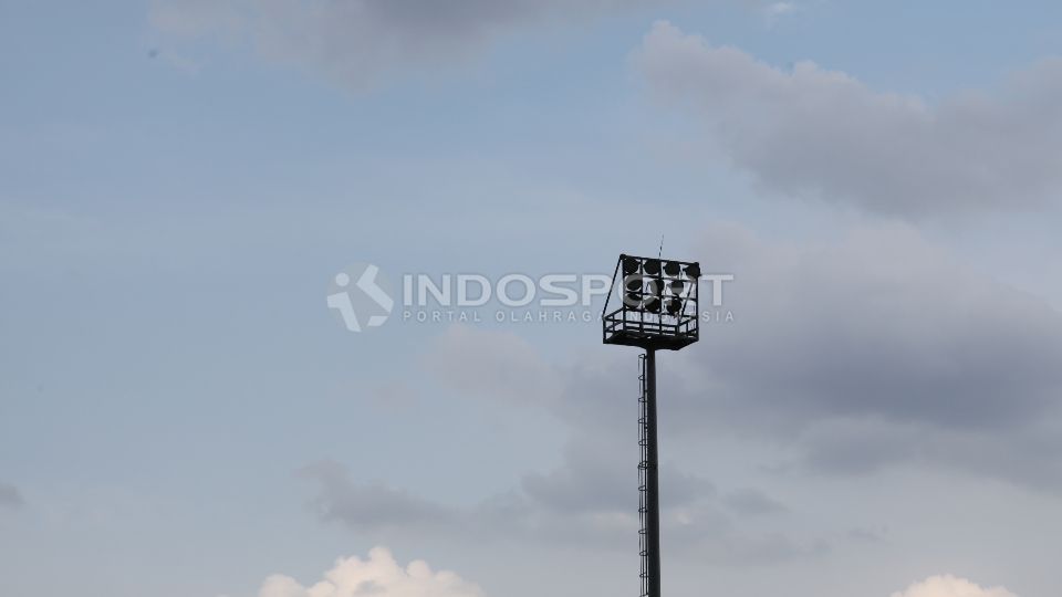 Lampu penerangan stadion juga tidak bisa digunakan. Copyright: © Herry Ibrahim/INDOSPORT