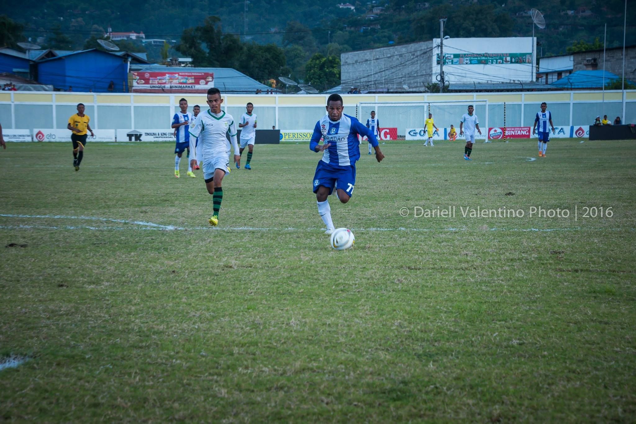 Pemain Indonesia yang bermain di Liga Timor Leste bersama Carsae FC, Oktovianus Maniani berhasil membawa timnya menang dengan skor 1-0 atas Karketu Dili FC. Copyright: © 