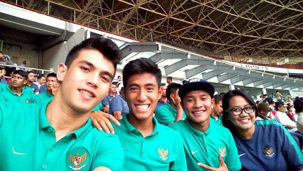 Mantan kiper Timnas Indonesia U-19, Nadeo Argawinata  (Kiri) Copyright: © 