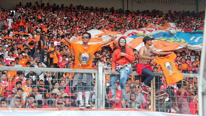 Pendukung Persija Jakarta, The Jakmania akan menuntut pihak kepolisian. Copyright: &copy; Petrus Manus Da Yerimon/INDOSPORT