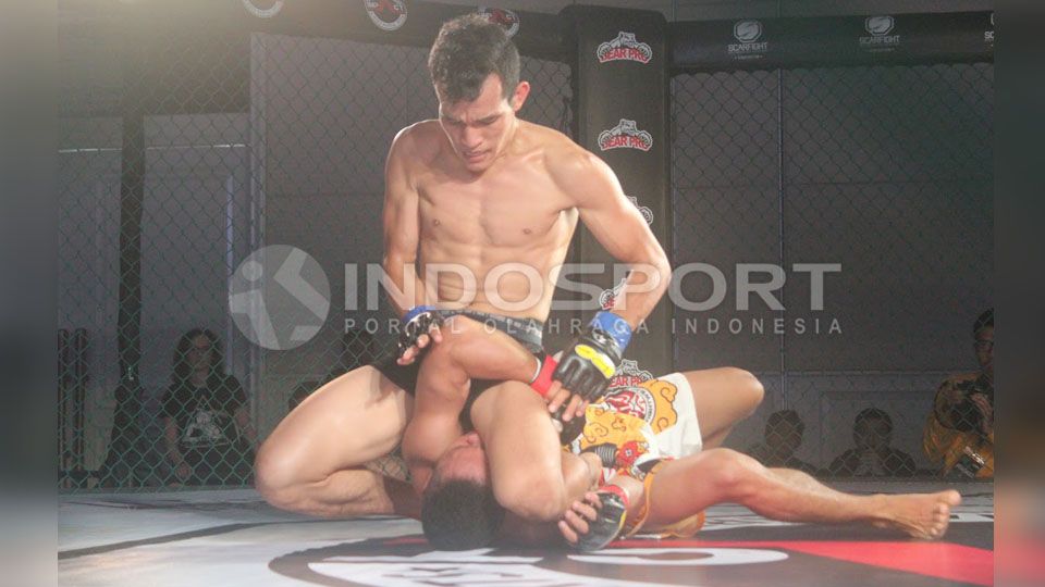 Fighter Edo (atas) mengunci pergerakan lawannya. Copyright: &copy; Jerry/INDOSPORT