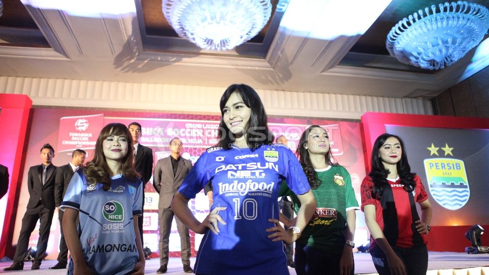 Beberapa model memamerkan jersey para klub kontestan Torabika Soccer Championship 2016. Copyright: &copy; Herry Ibrahim/INDOSPORT
