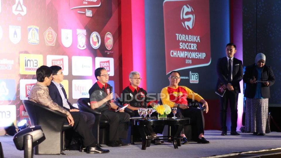 Direktur PT GTS Joko Driyono (tengah) bersama para sponsor saat melakukan sesi press conference. Copyright: &copy; Herry Ibrahim/INDOSPORT