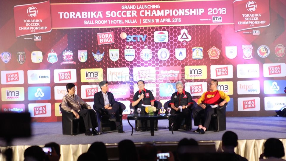 Direktur PT GTS Joko Driyono (tengah) bersama para sponsor saat melakukan sesi press conference. Copyright: &copy; Herry Ibrahim/INDOSPORT