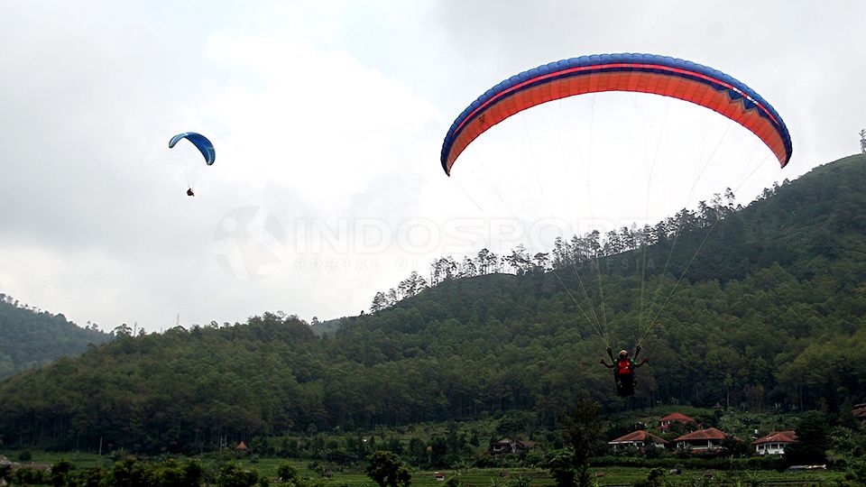 Salah satu atlet paralayang Jatim setelah terbang dari Gunung Banyak, Kota Batu, bersiap mendarat di daerah Songgoriti, Jatim. Copyright: © Fajar Kristanto/INDOSPORT