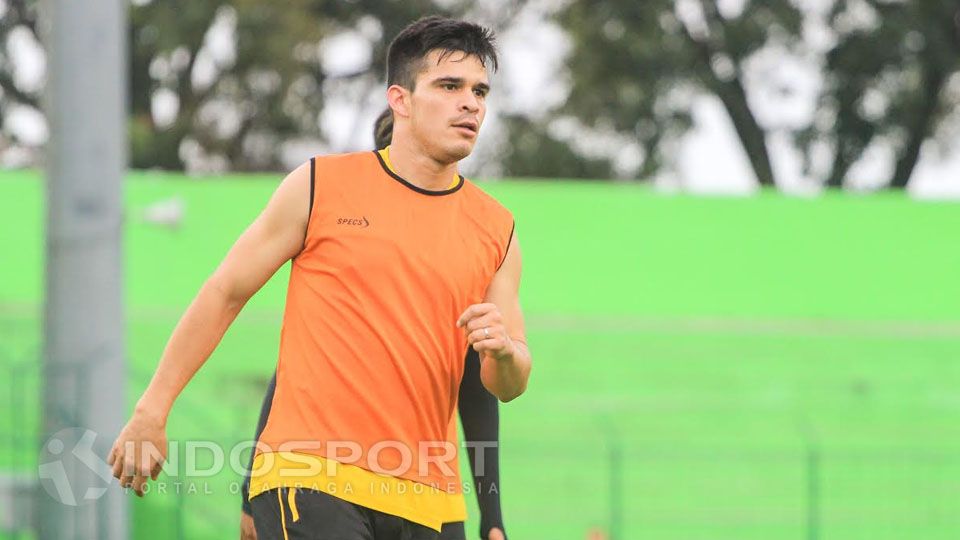 Pemain Arema Cronus Gustavo Giron dalam sesi latihan. Copyright: © Ian Setiawan/INDOSPORT