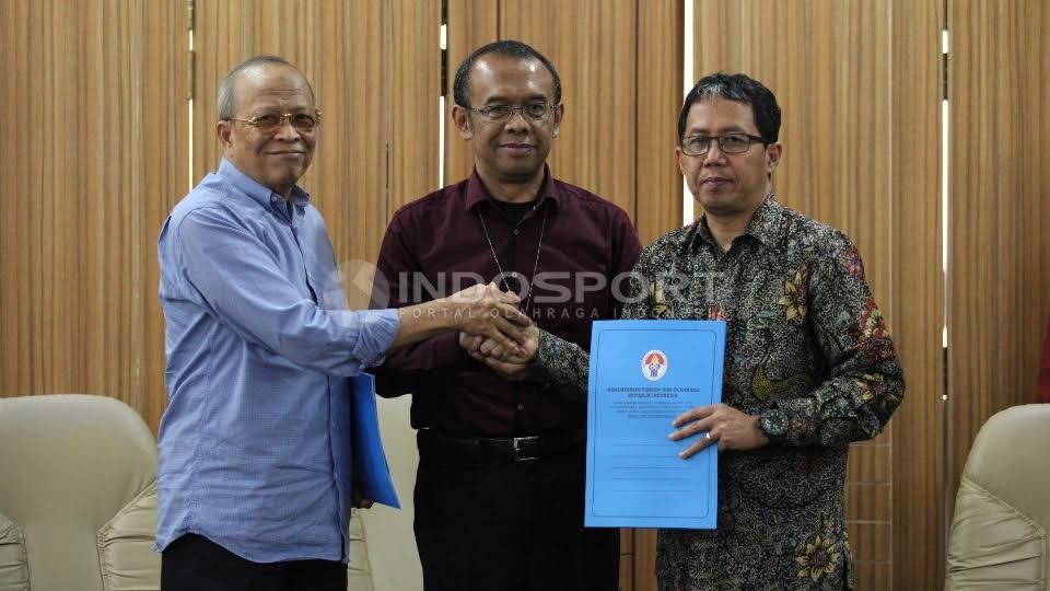 Ketua Bopi, M Noor Aman (kiri) dan Direktur PT GTS, Joko Driyono (kanan) didampingi Jubir Kemnpora Gatot S Dewa Broto (tengah) berfoto bersama usai penandatanganan MoU. Copyright: &copy; Herry Ibrahim/INDOSPORT