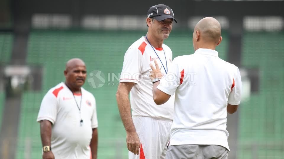 Pelatih Persija Jakarta, Paulo Camargo (tengah). Copyright: &copy; Herry Ibrahim/INDOSPORT