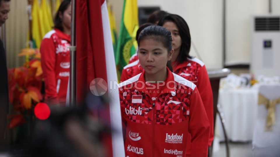 Kapten tim Uber, Greysia Polii saat ingin mencium bendera Merah Putih. Copyright: &copy; Herry Ibrahim/INDOSPORT