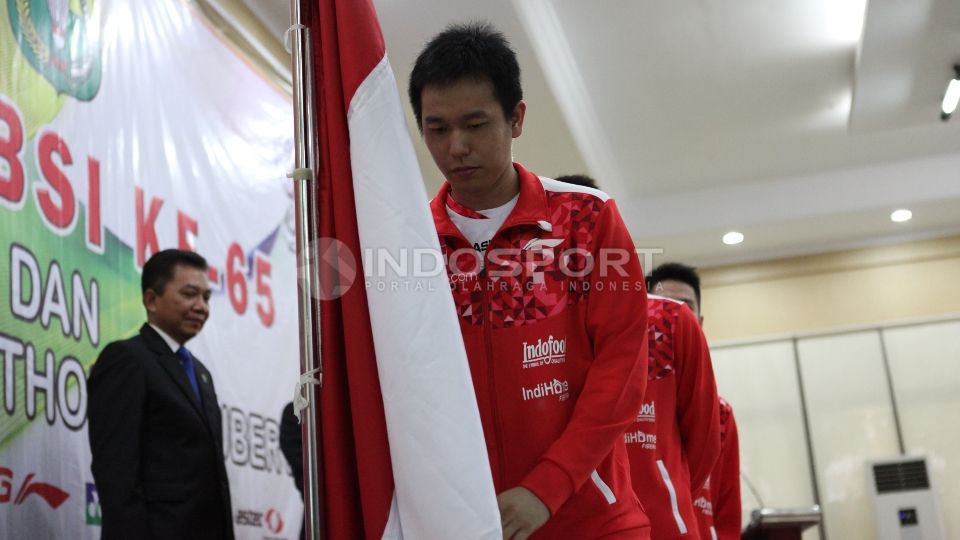 Kapten tim Thomas, Hendra Setiawan saat ingin mencium Merah Putih. Copyright: &copy; Herry Ibrahim/INDOSPORT