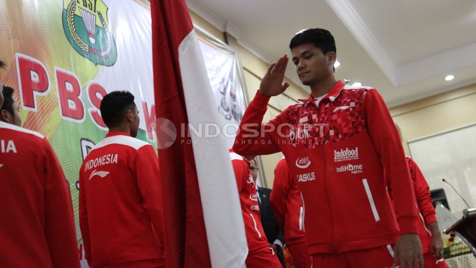 Ricky Karanda Suwardi memberi penghormatan kepada bendera Merah Putih. Copyright: © Herry Ibrahim/INDOSPORT