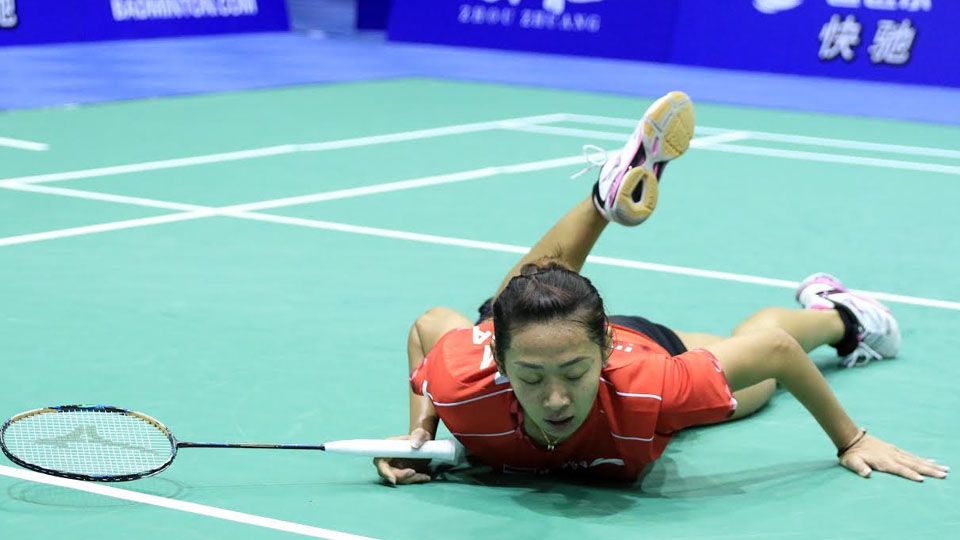 Maria Febe Kusumastuti terjatuh. Copyright: © HUMAS PBSI/INDOSPORT