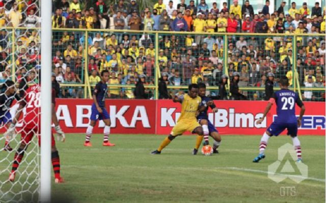 Gresik United berada di urutan pertama QNB League 2015 sebelum dibubarkan Copyright: © 