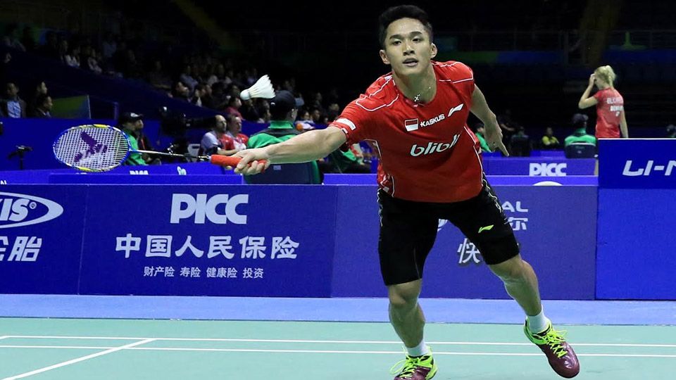 Jonatan Christie berusaha mendaptkan shuttlecock. Copyright: &copy; HUMAS PBSI