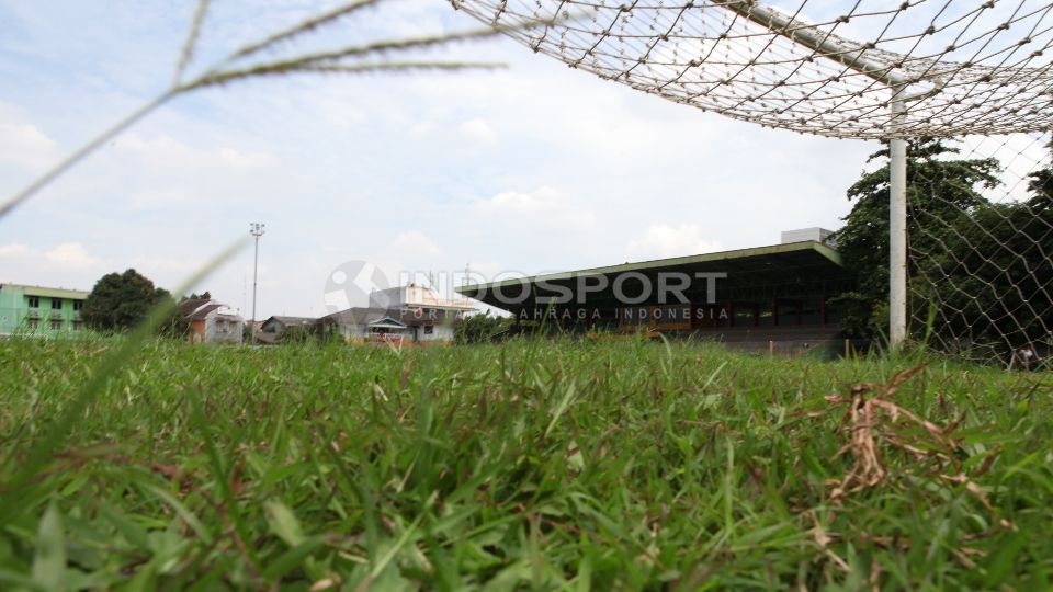 Kondisi rumput Stadion Bea Cukai, Rawamangun. Copyright: © Herry Ibrahim/INDOSPORT
