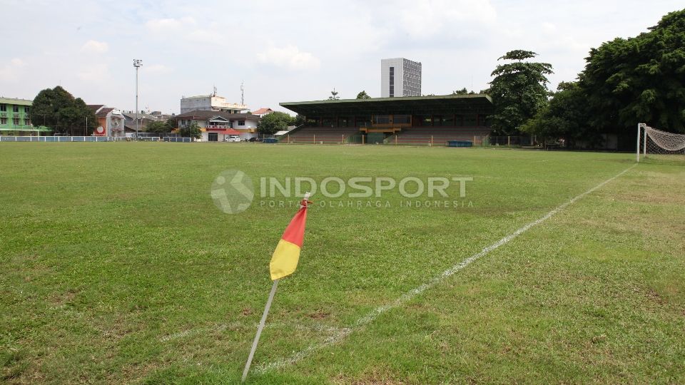 Kondisi lapangan di Stadion Bea Cukai, Rawamangun. Copyright: © Herry Ibrahim/INDOSPORT