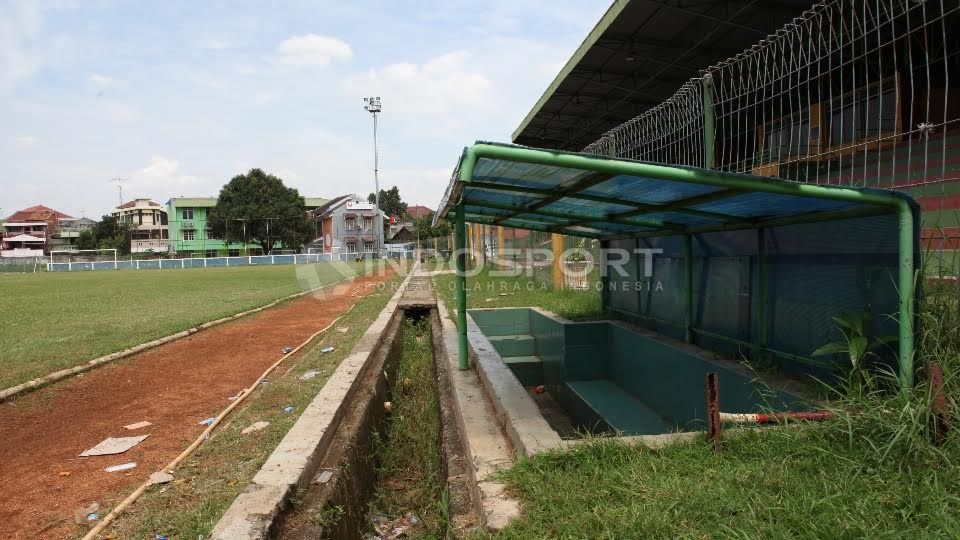 Kondisi bench pemain Stadion Bea Cukai Rawamangun. Copyright: © Herry Ibrahim/INDOSPORT