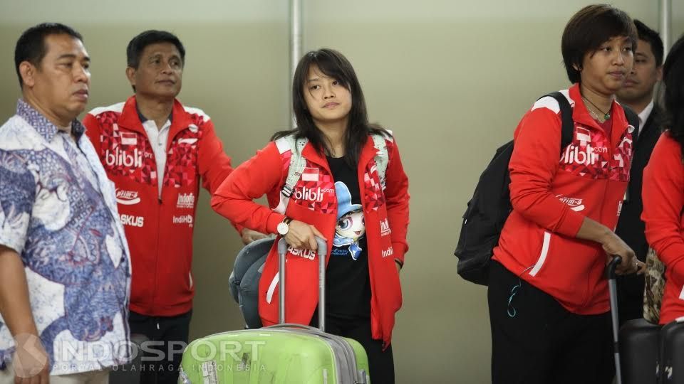 Tunggal putri, Hanna Ramadini (tengah) tampak lelah usai mendarat. Copyright: © Herry Ibrahim/INDOSPORT