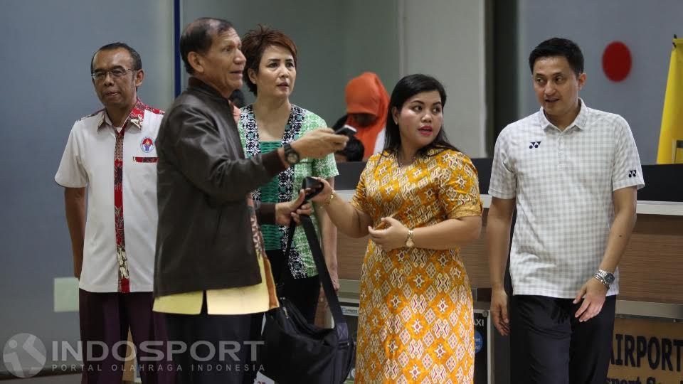 Perwakilan pengurus PBSI seperti Yuni Kartika dan Riki Subagja bersiap menyambut Tim Thomas & Uber Cup 2016 di bandara. Copyright: © Herry Ibrahim/INDOSPORT