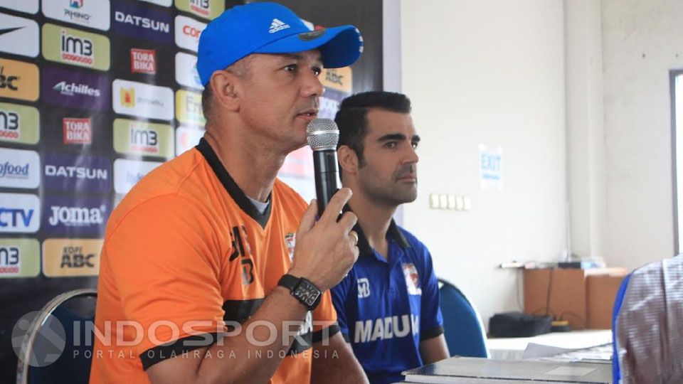 Pelatih Madura United, Mario Gomes de Olivera (kiri). Copyright: &copy; Ginanjar/INDOSPORT