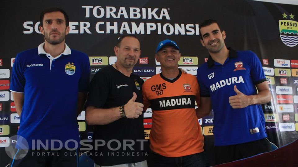 kiri-kanan: Vladimir Vujovic, Dejan Antonic (Persib Bandung), dan Mario Gomes de Olivera, Pablo Rodriguez Aracil (Bali United). Copyright: © Ginanjar/INDOSPORT