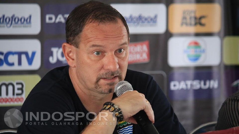 Manajemen klub Liga 1, Persib Bandung, kembali memberikan tanggapan terkait rumor akan bergabung kembalinya Dejan Antonic sebagai Direktur Teknik (Dirtek). Copyright: © Ginanjar/INDOSPORT