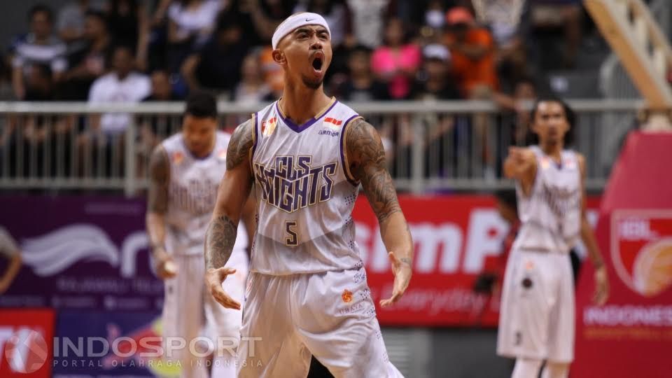 Ekspresi penuh emosi pemain CLS Knights Mario Wuysang. Copyright: © Herry Ibrahim/INDOSPORT