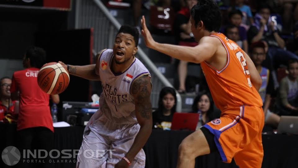 Aksi drible pebasket CLS Knights Jamarr Andre Johnson (kiri) dijaga ketat pemain Pelita Jaya. Copyright: © Herry Ibrahim/INDOSPORT