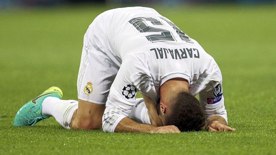Dani Carvajal terkapar di tengah lapangan karena cedera yang dialaminya. Copyright: © INTERNET