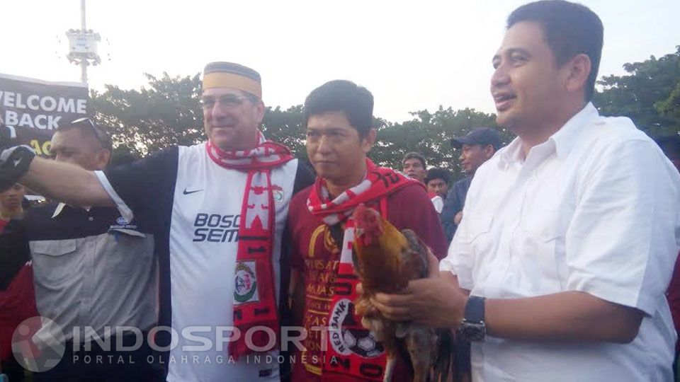 Sadat, suporter (tengah) bersama Munafri Arifuddin, CEO PT PSM (kanan) foto bersama di Lapangan Karebosi Makassar, Kamis (2/6/16). Copyright: © Muhammad Nur Basri/INDOSPORT