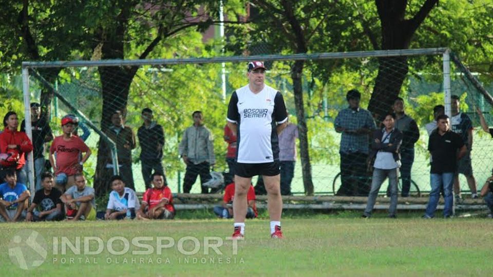 Robert Rene Albert berdiri di pinggir lapangan sambil memantau latihan Syamsu cs. Kamis,(02/06/2016) Copyright: &copy; Muhammad Nur Basri/INDOSPORT