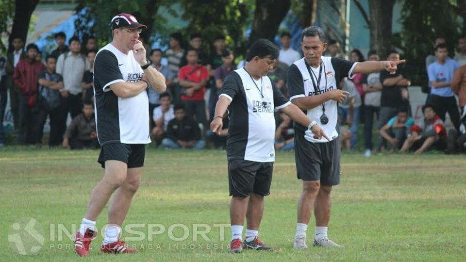 Robert Rene Albert (kiri) didampingi asistennya, Budiarjo Thalib (tengah) dan Syamsuddin Batola (kanan) saat memantau latihan PSM Makassar, Kamis (2/6/16) Copyright: © Muhammad Nur Basri/INDOSPORT