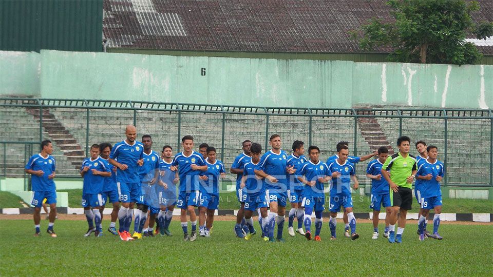 Para pemain Persib Bandung menurunkan tempo latihan selama Ramadhan. Copyright: © INDOSPORT