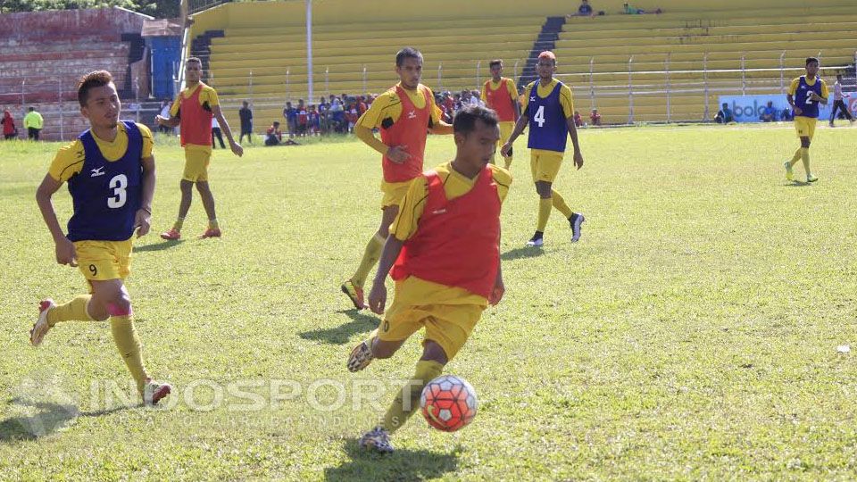 Gelandang Semen Padang, Riko Simanjuntak (kanan) Copyright: &copy; INDOSPORT/Taufik Hidayat