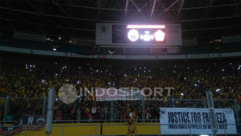 Koreografi baru para The Jakmania untuk mendukung Persija Jakarta. Copyright: &copy; INDOSPORT
