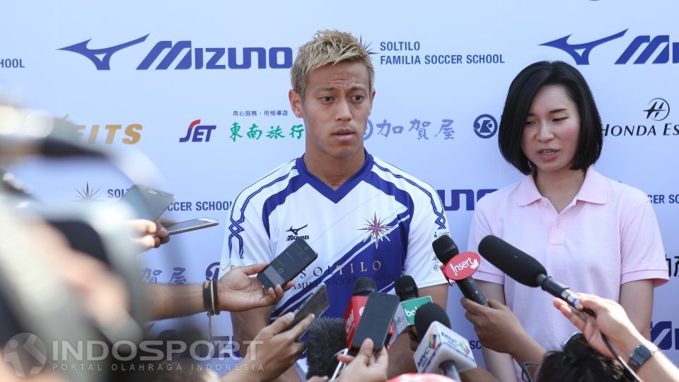 Keisuke Honda saat menjawab pertanyaan para wartawan Indonesia. Copyright: © Herry Ibrahim/INDOSPORT