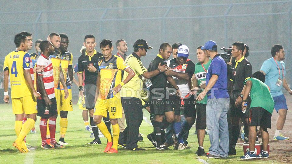 PSSI akan membenahi wasit untuk kompetisi ISL musim depan. Copyright: &copy; Indosport/Ian Setiawan