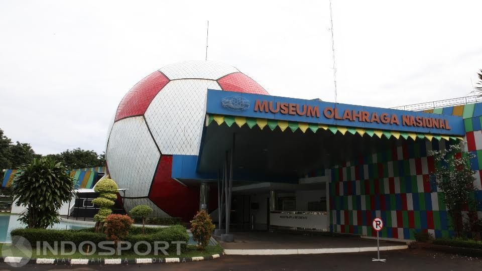 Tampilan pintu masuk dengan Museum Olahraga Nasional. Copyright: © Herry Ibrahim/INDOSPORT