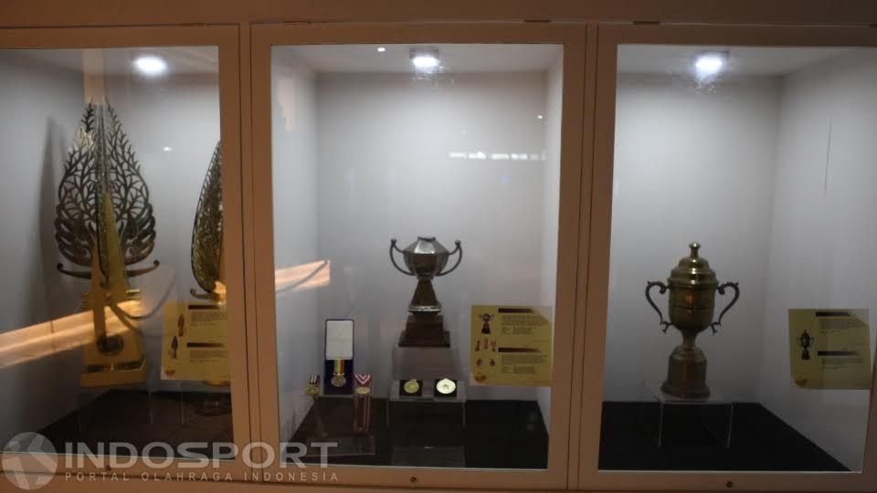 Museum Olahraga Nasional terdapat piala Thomas dan Uber Cup. Copyright: © Herry Ibrahim/INDOSPORT