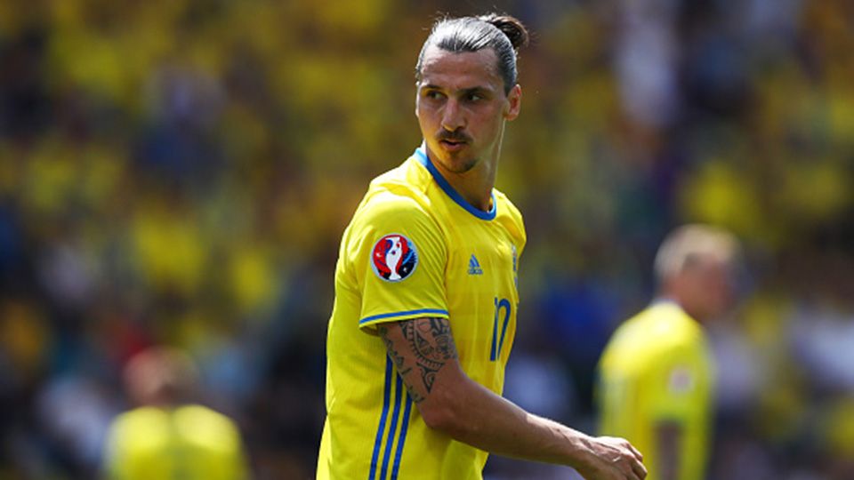 Zlatan Ibrahimovic saat membela Swedia melawan Italia. Copyright: © INTERNET