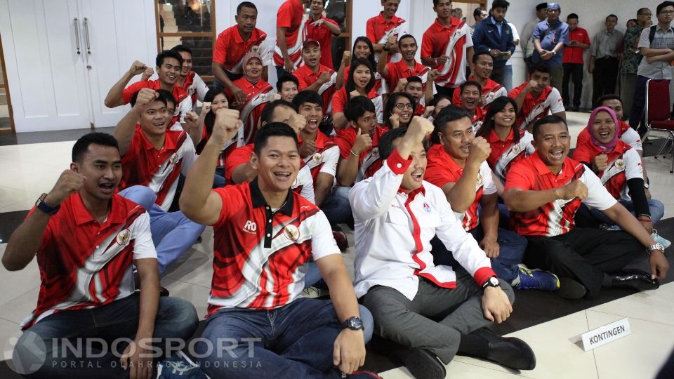 Menpora Imam Nahrawi (tengah) foto bersama dengan para atlet yang akan berlaga di Olimpiade 2016. Copyright: &copy; Herry Ibrahim/INDOSPORT
